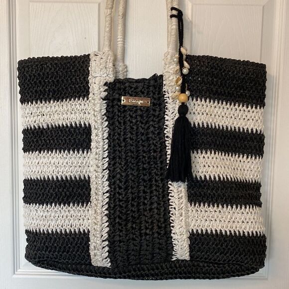 Escape- woven beach tote- black and white- shell tassel - Picture 2 of 10